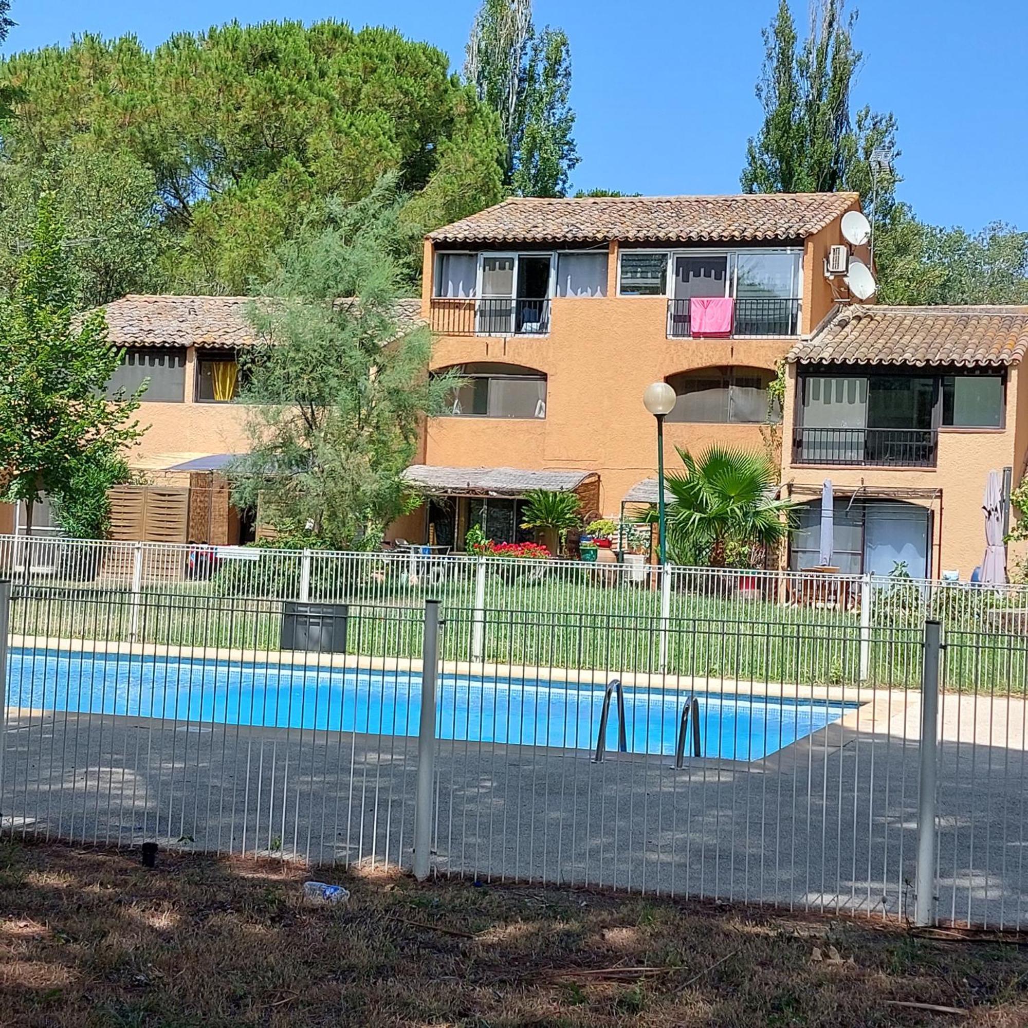 Ferienwohnung Aux Abords Du Lac Arles Exterior foto